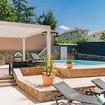 Mary'S Villa With Heated Pool, Game Room & Playground