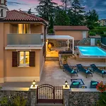 Mary'S Villa With Heated Pool, Game Room & Playground