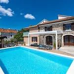 Mary'S Villa With Heated Pool, Game Room & Playground