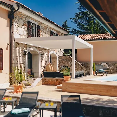 Mary's With Heated Pool, Game & Ev Plug