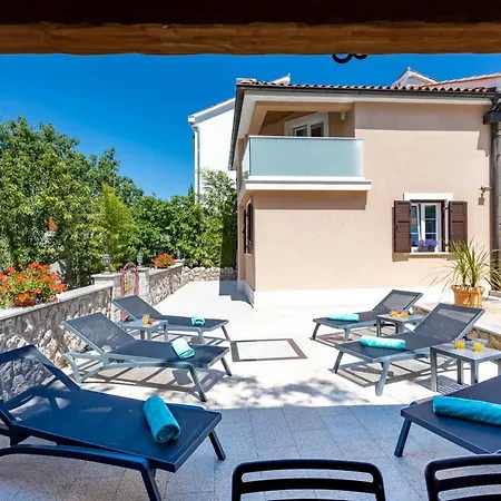Villa Mary's With Heated Pool & Game Malinska