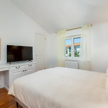 Mary's With Heated Pool, Game & Ev Plug *