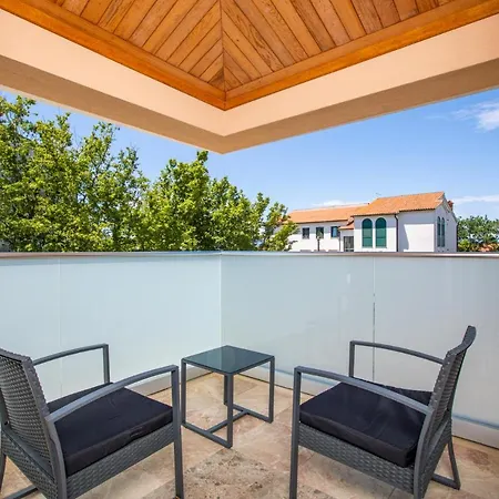 Villa Mary's With Heated Pool & Game