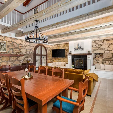 Mary's With Heated Pool & Game *