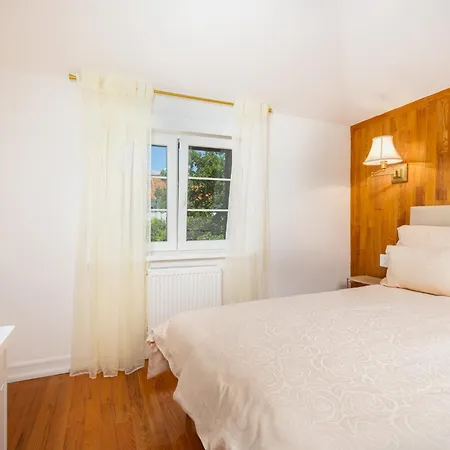 Villa Mary's With Heated Pool & Game