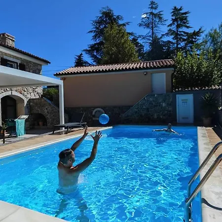 Villa Mary's With Heated Pool & Game