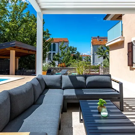 Mary's With Heated Pool & Game Villa *