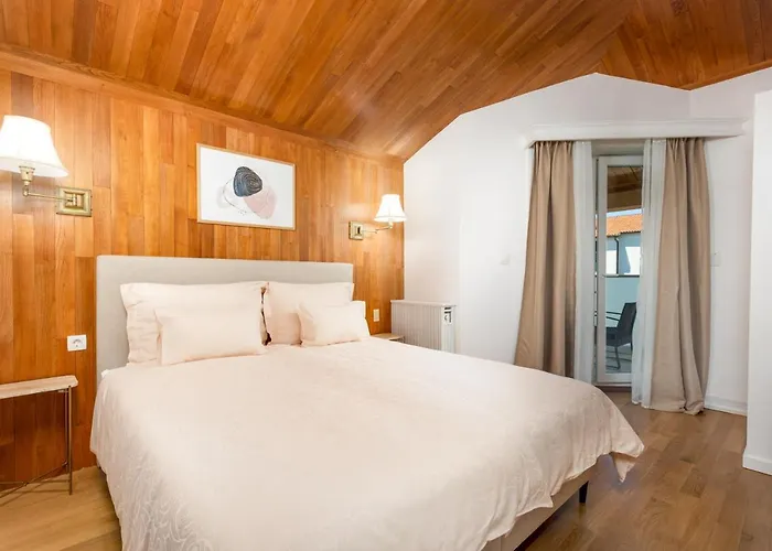 Villa Mary's With Heated Pool, Game & Ev Plug