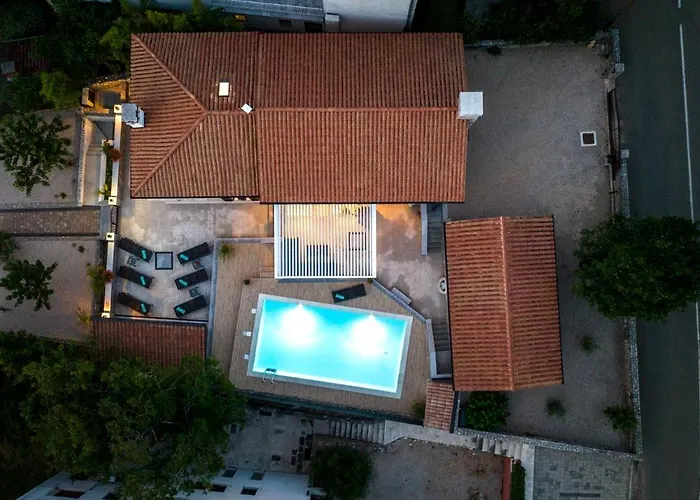 Villa Mary's With Heated Pool, Game & Ev Plug Malinska