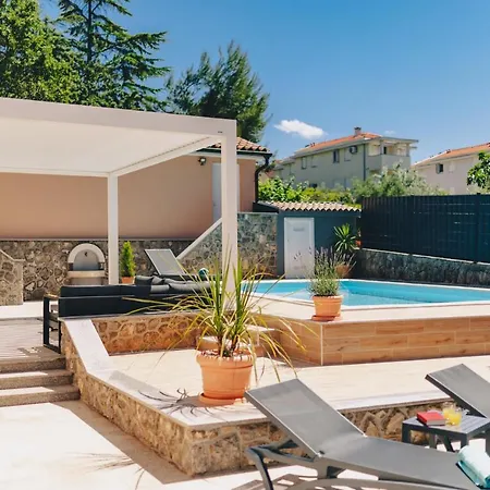Mary's With Heated Pool & Game