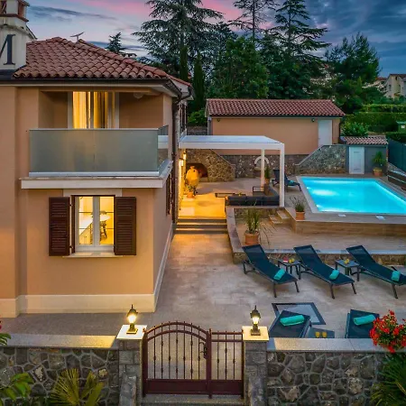 Mary's With Heated Pool & Game