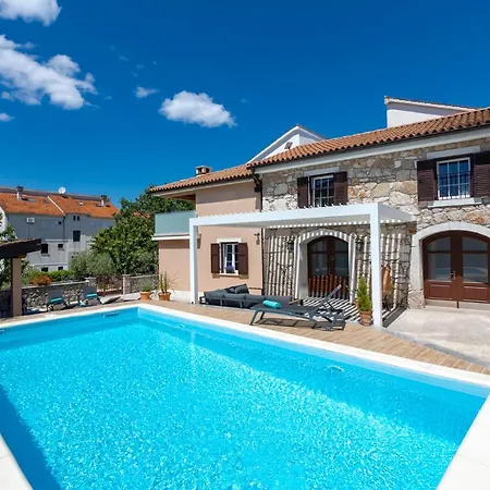 Mary's With Heated Pool & Game