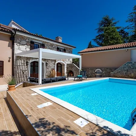 Mary's With Heated Pool & Game