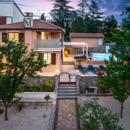 Mary's With Heated Pool, Game & Ev Plug Villa