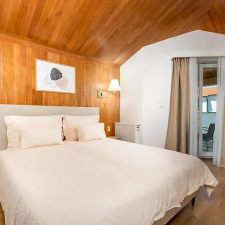 Villa Mary's With Heated Pool, Game & Ev Plug