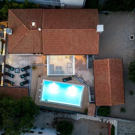 Vilă Mary's With Heated Pool, Billiards, Darts, Playground & Ev Plug Malinska