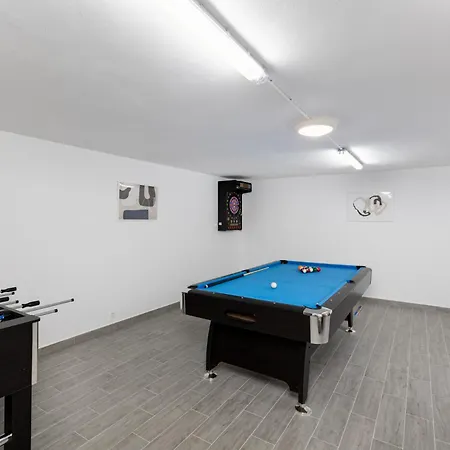 Mary's With Heated Pool, Billiards, Darts, Playground & Ev Plug Vilă