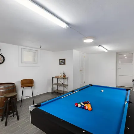 Mary's With Heated Pool & Game