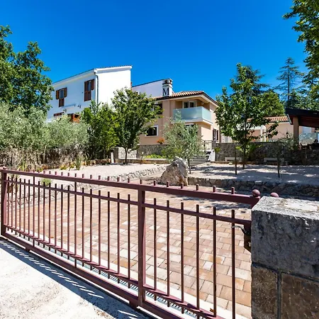 Mary's With Heated Pool & Game Villa *