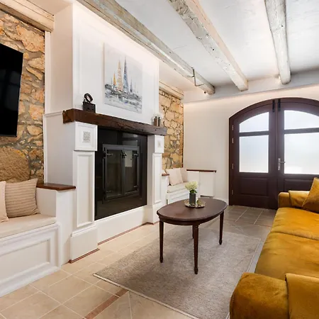 Mary's With Heated Pool, Billiards, Darts, Playground & Ev Plug Malinska