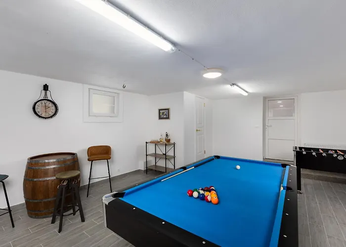 Mary's With Heated Pool, Game & Ev Plug