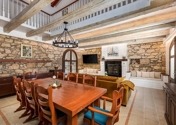 Mary's With Heated Pool, Game & Ev Plug *