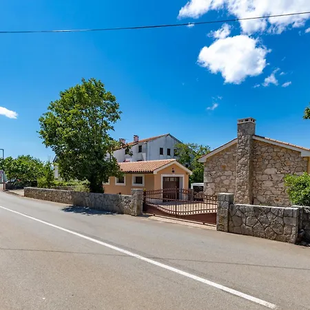 Mary's With Heated Pool, Game & Ev Plug *