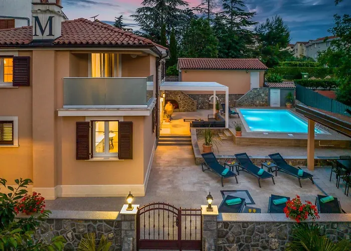 Mary's With Heated Pool, Game & Ev Plug