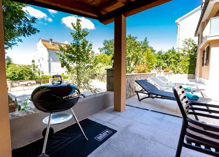 Mary's With Heated Pool, Game & Ev Plug Малинска