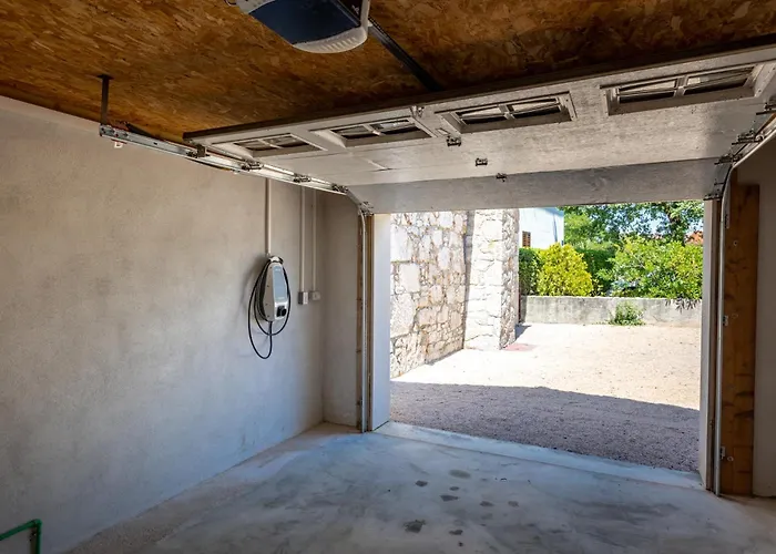 Mary's With Heated Pool, Game & Ev Plug Вилла Малинска