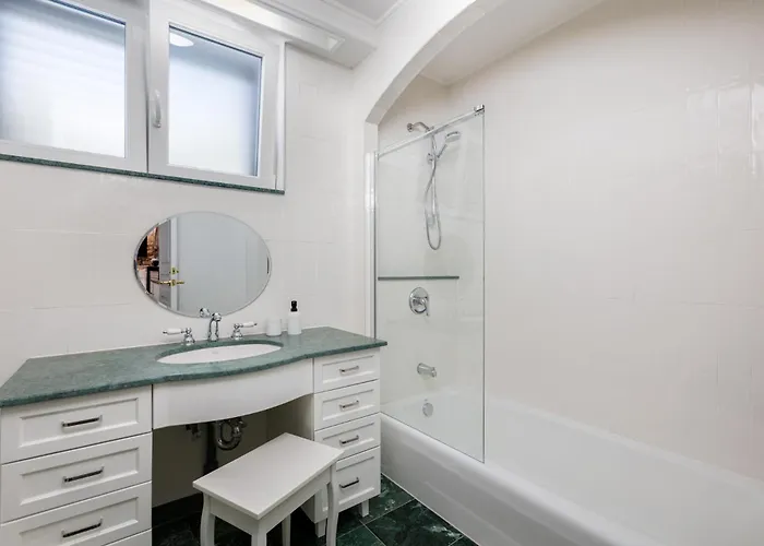 Mary's With Heated Pool, Game & Ev Plug * Малинска